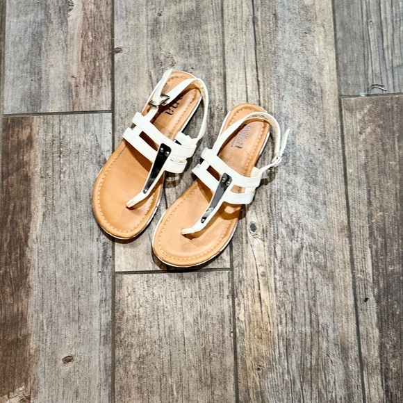 Sandals​ - Picture 3 of 5